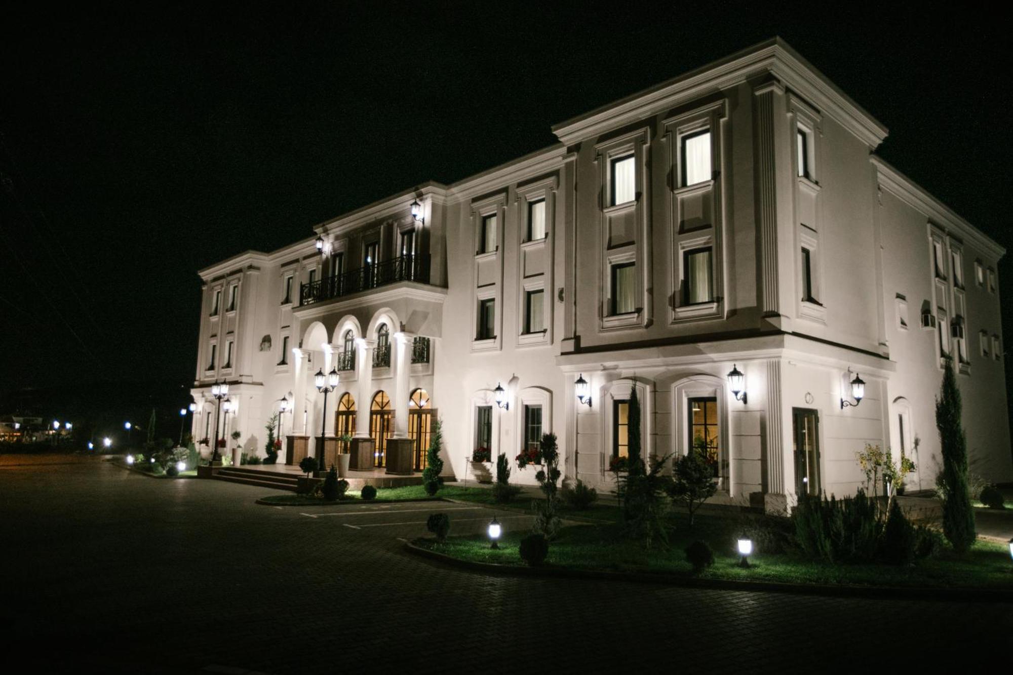 Hotel Beli Dvor Чачак Екстер'єр фото