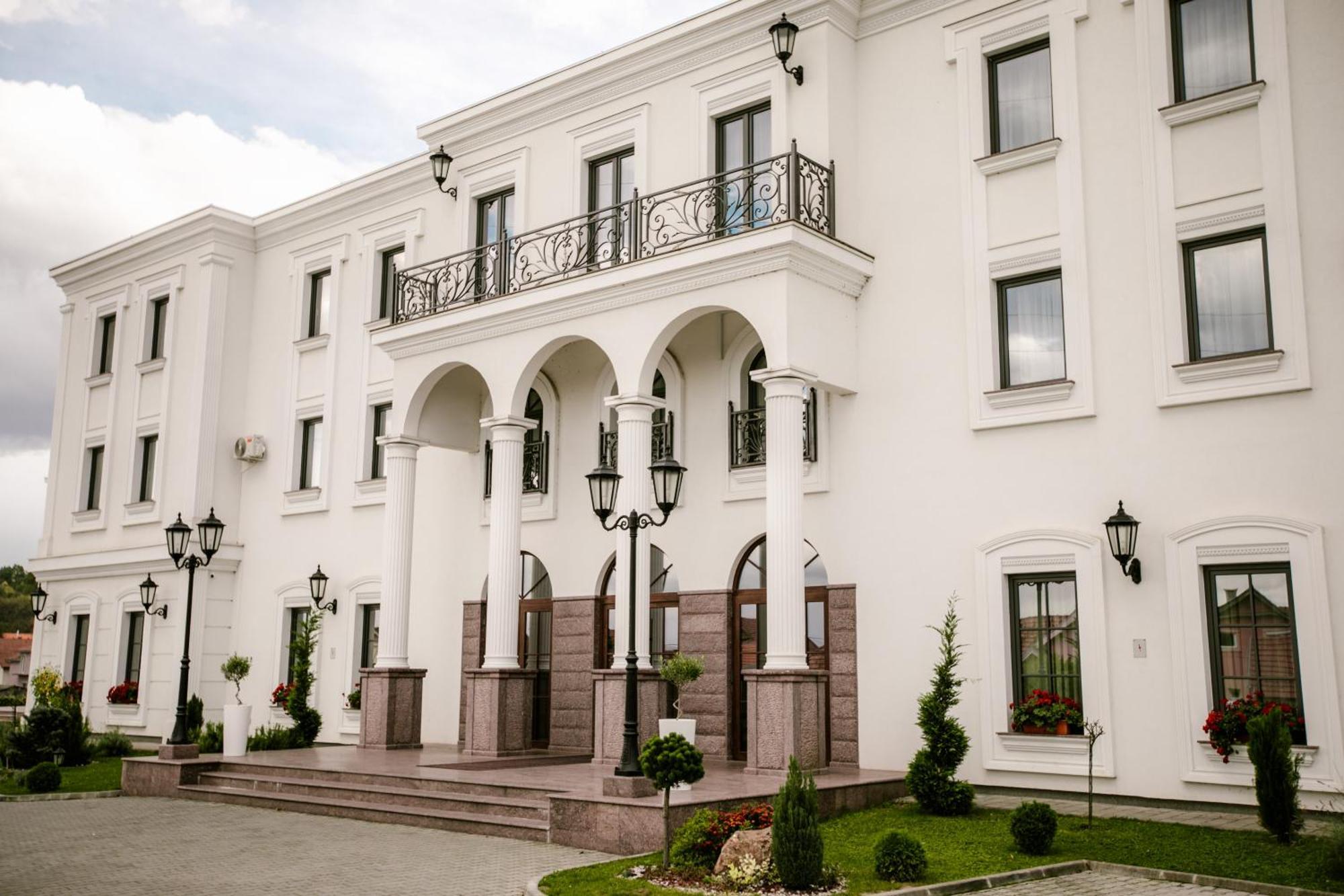 Hotel Beli Dvor Чачак Екстер'єр фото