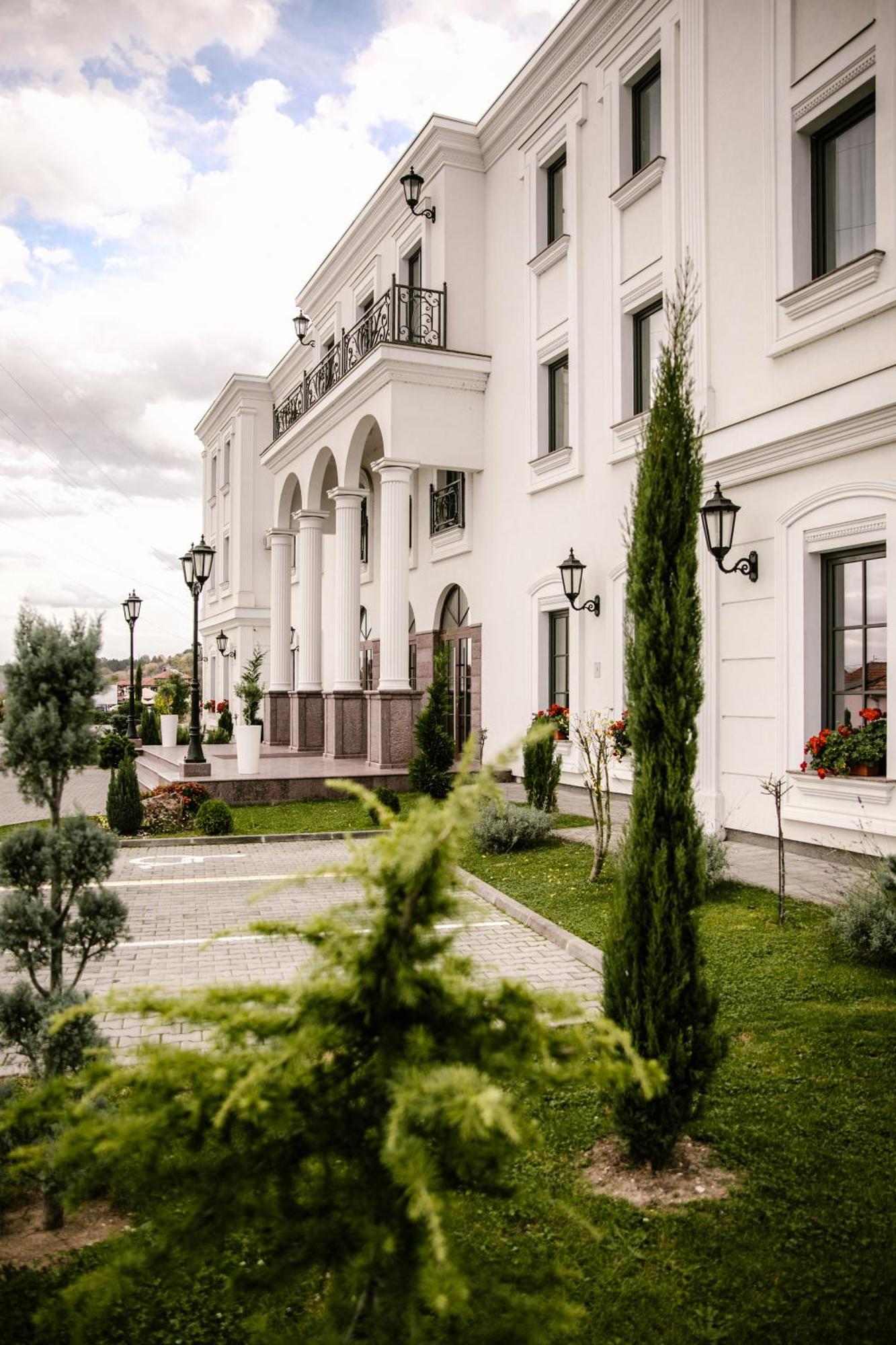 Hotel Beli Dvor Чачак Екстер'єр фото