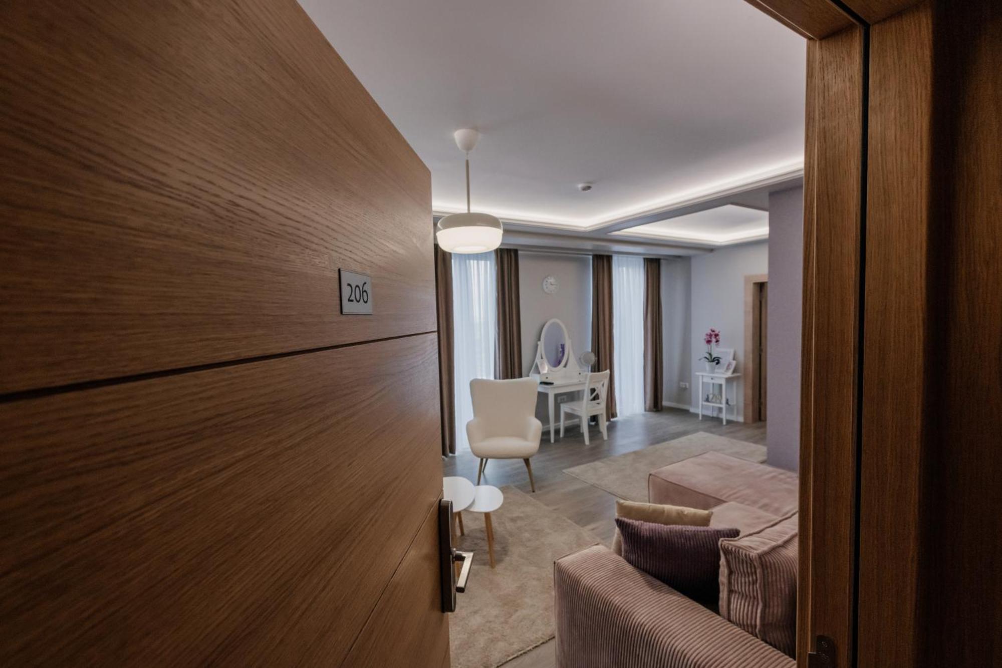Hotel Beli Dvor Чачак Екстер'єр фото