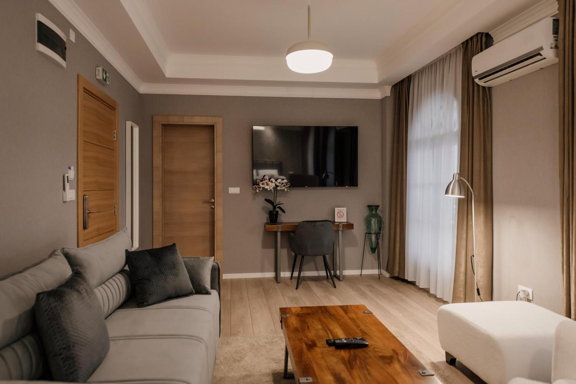 Hotel Beli Dvor Чачак Екстер'єр фото